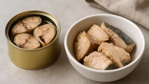 Caballa en conserva en aceite en un plato